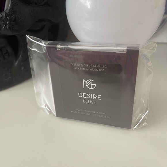 Makeup Geek Blush Compact Desire Cruelty Free - Picture 3 of 4